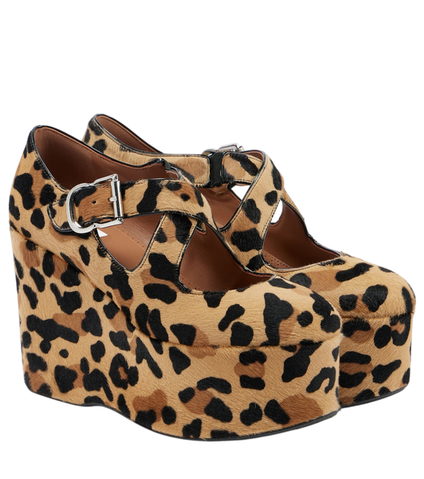 Cuñas de pelo de becerro con estampado de leopardo y diseño cruzado de Alaïa