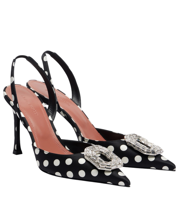 Amina Muaddi Sapatos de salto slingback de cetim com estampa de bolinhas Camelia