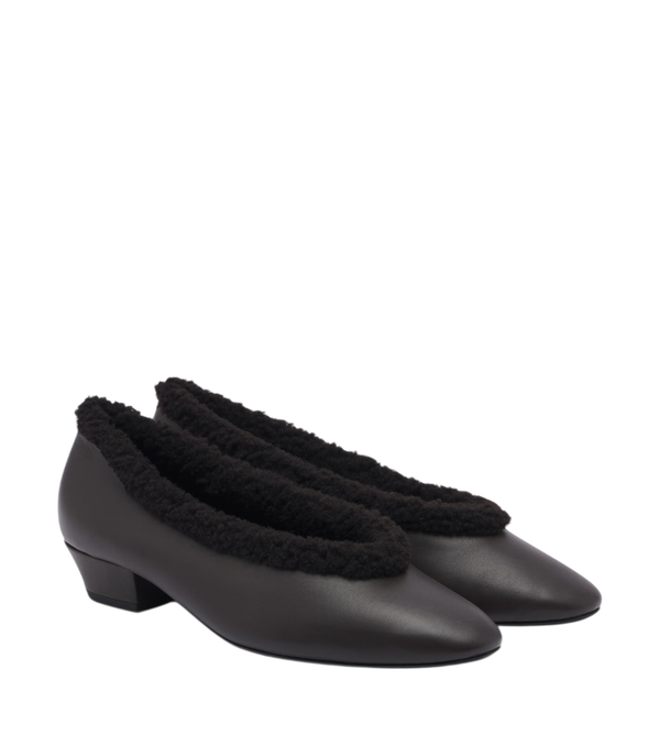 Zapatos de salón de piel con forro de borrego de Magda Butrym