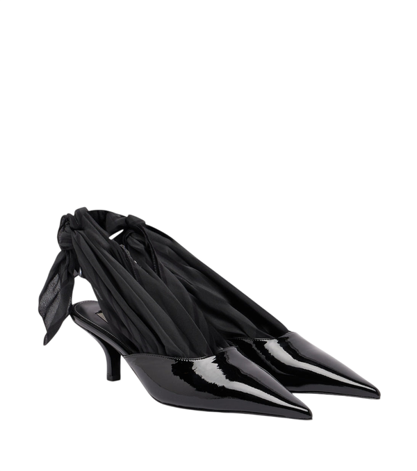 Zapatos de salón tipo slingback de charol con detalle de bufanda Toteme
