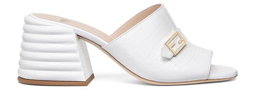 FENDI Mules de piel blanca